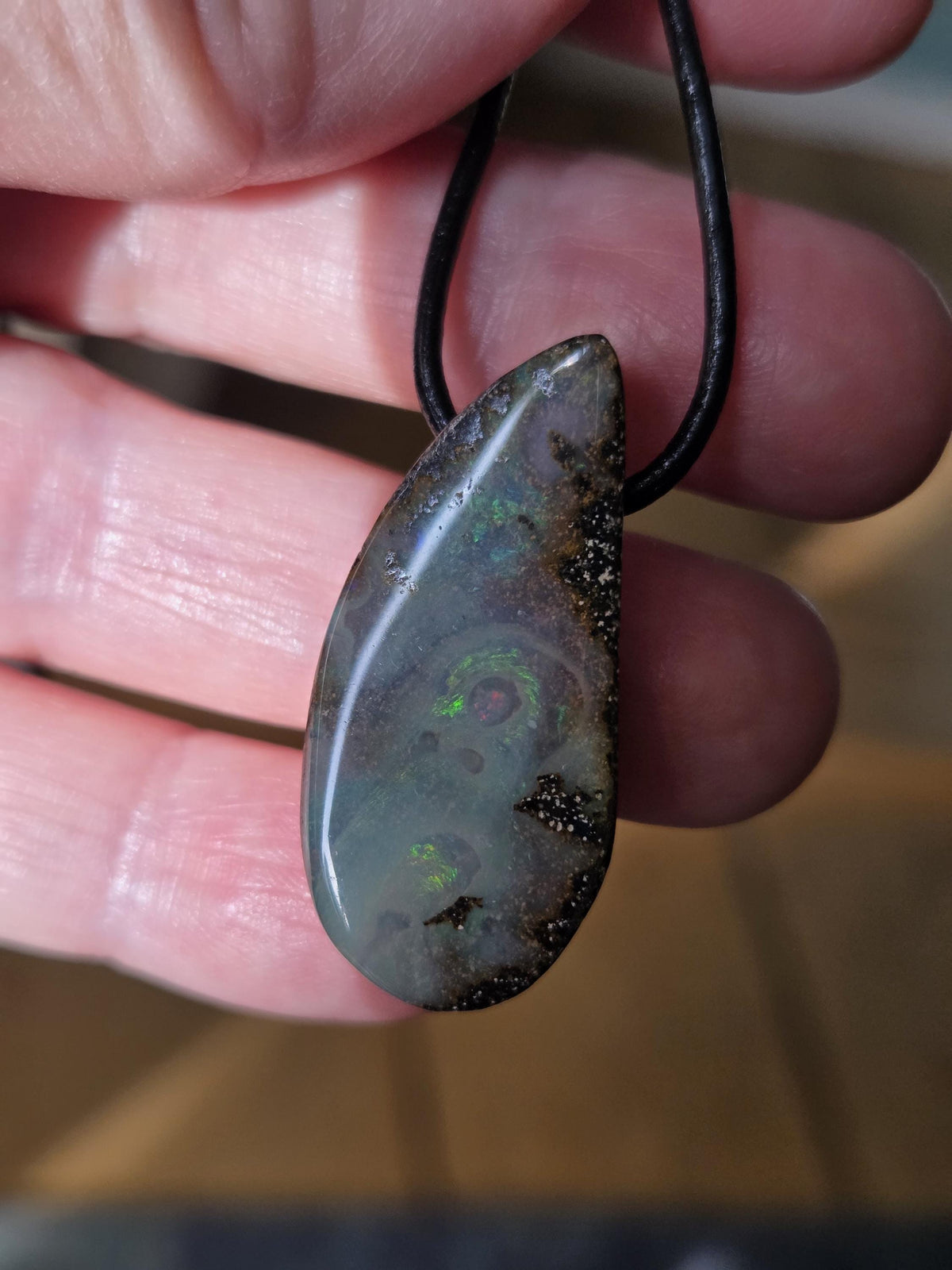 Boulder Opal, mit grün gelb und rot Flashfire Boulderopal Anhänger, 35 x 18 x 9 mm, Queensland Australien, an verstellbarem Lederband