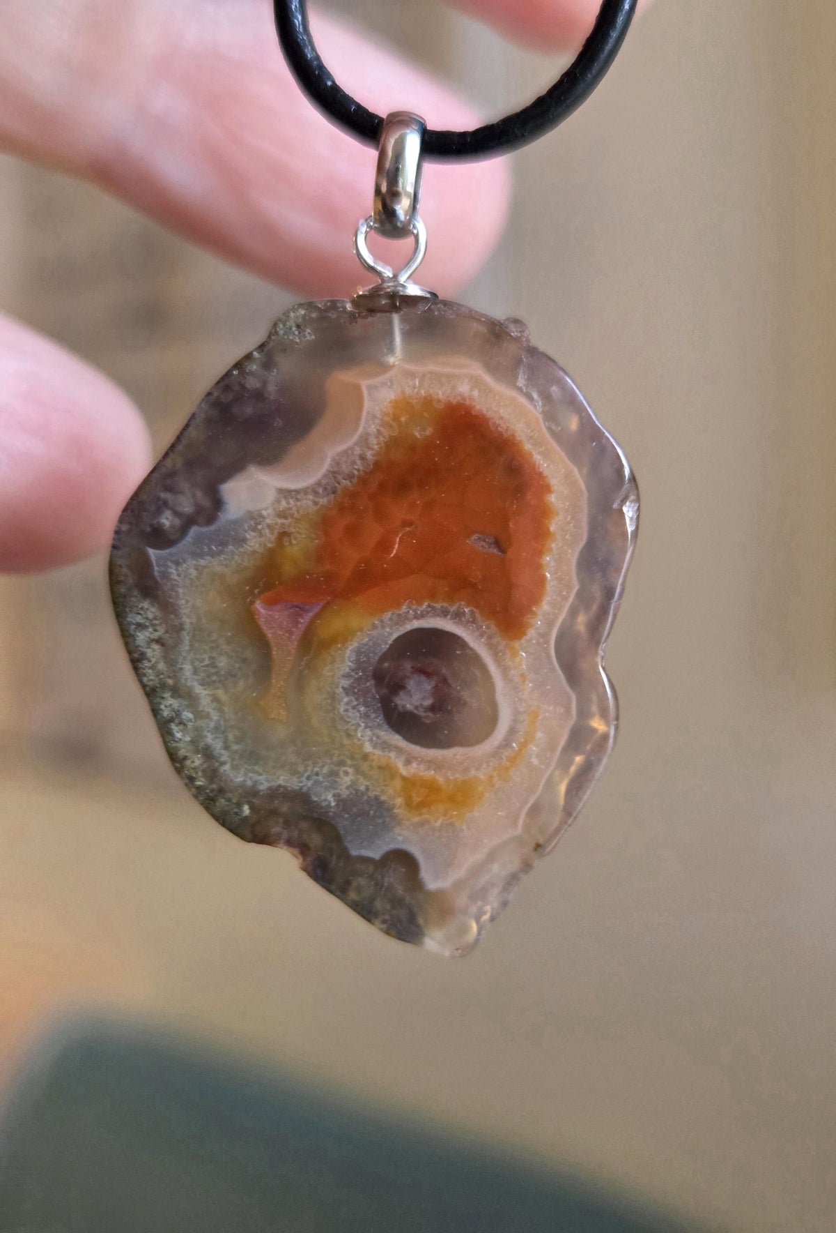 Malawi Achat, seltener, gebänderter Quarzkristall Achat) Anhänger, 40 x 25 x 8 mm, an 925er Silber Öse, an verstellbarem Lederband