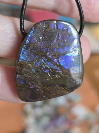Ammolit Opal Anhänger blau grün lila , aus Kanada, 33 x 22 x 9 mm, gebohrt, an verstellbarem Lederband