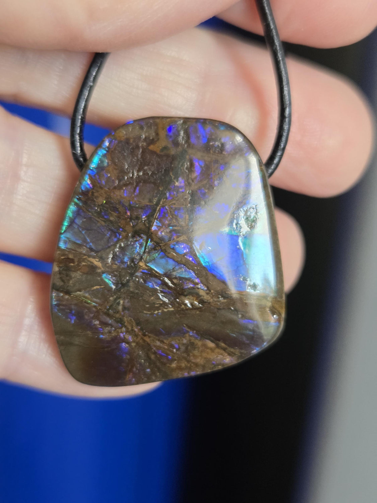Ammolit Opal Anhänger blau grün lila , aus Kanada, 33 x 22 x 9 mm, gebohrt, an verstellbarem Lederband