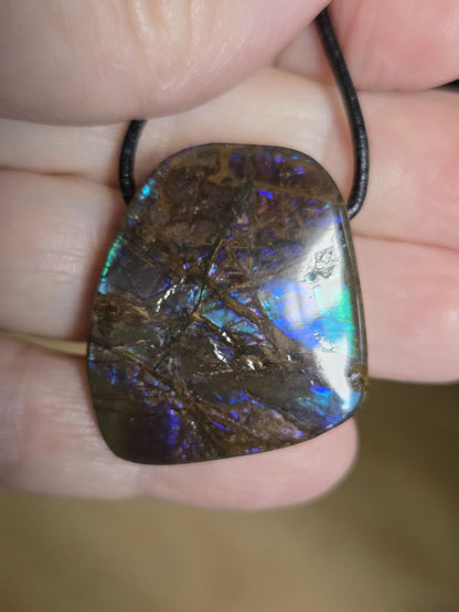 Ammolit Opal Anhänger blau grün lila , aus Kanada, 33 x 22 x 9 mm, gebohrt, an verstellbarem Lederband