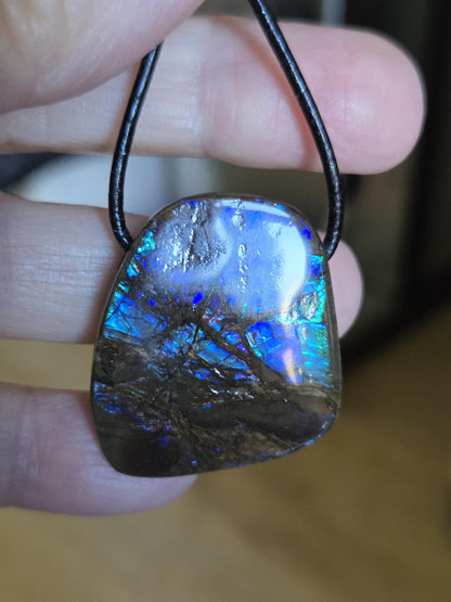 Ammolit Opal Anhänger blau grün lila , aus Kanada, 33 x 22 x 9 mm, gebohrt, an verstellbarem Lederband