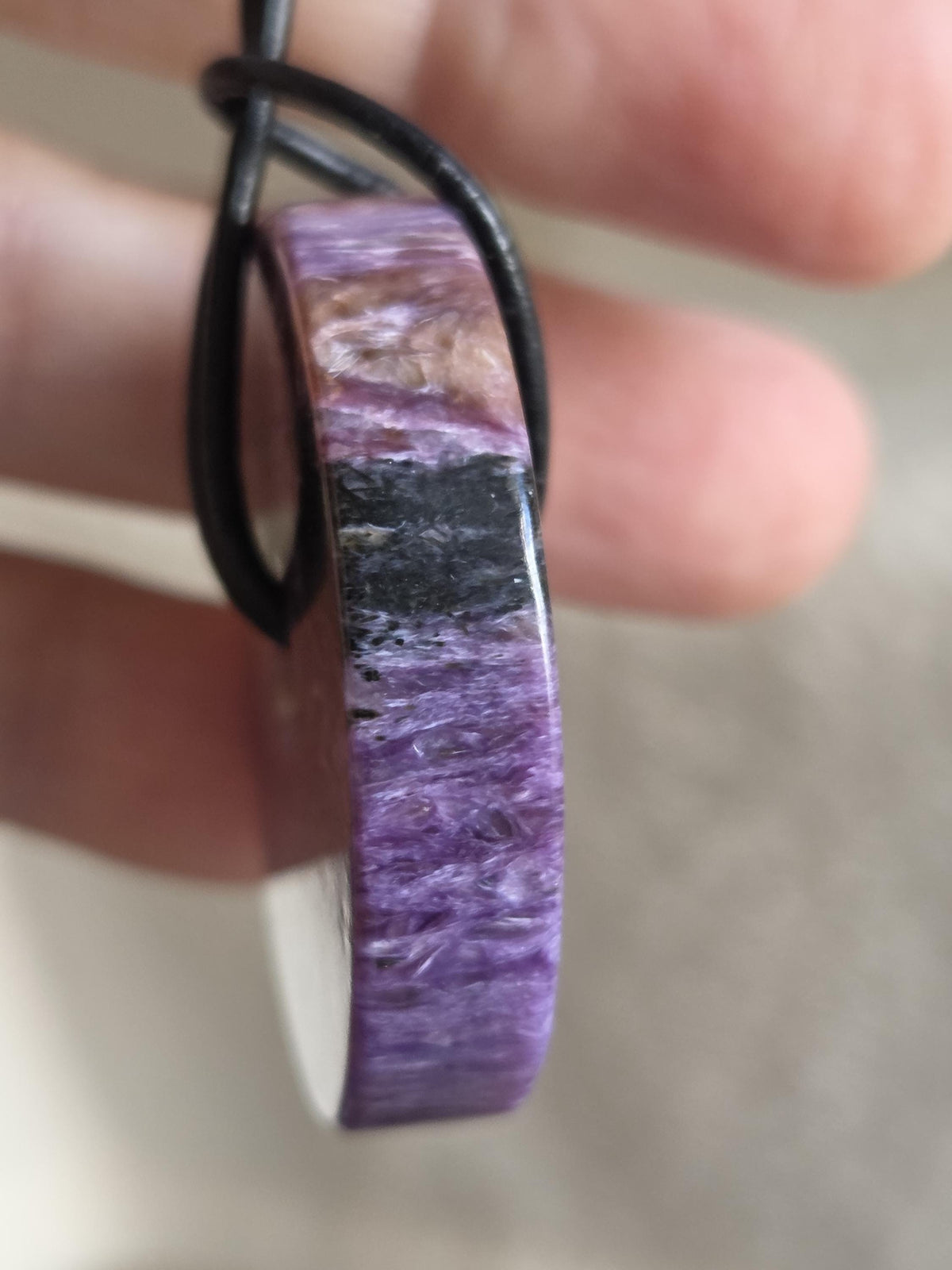 Charoit Donut Anhänger, Charoite 1A Qualität, Anhänger, 39 x 9 mm, an verstellbarem Lederband, Stirnchakra Kronenchakra,