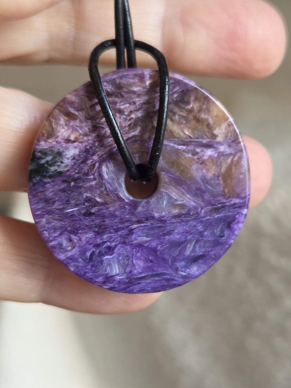 Charoit Donut Anhänger, Charoite 1A Qualität, Anhänger, 39 x 9 mm, an verstellbarem Lederband, Stirnchakra Kronenchakra,