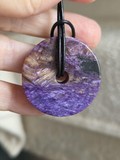 Charoit Donut Anhänger, Charoite 1A Qualität, Anhänger, 39 x 9 mm, an verstellbarem Lederband, Stirnchakra Kronenchakra,