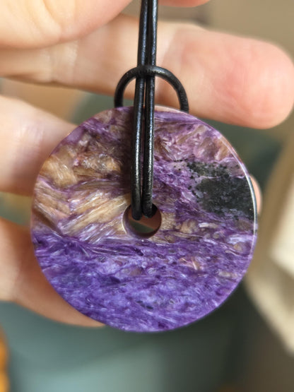 Charoit Donut Anhänger, Charoite 1A Qualität, Anhänger, 39 x 9 mm, an verstellbarem Lederband, Stirnchakra Kronenchakra,