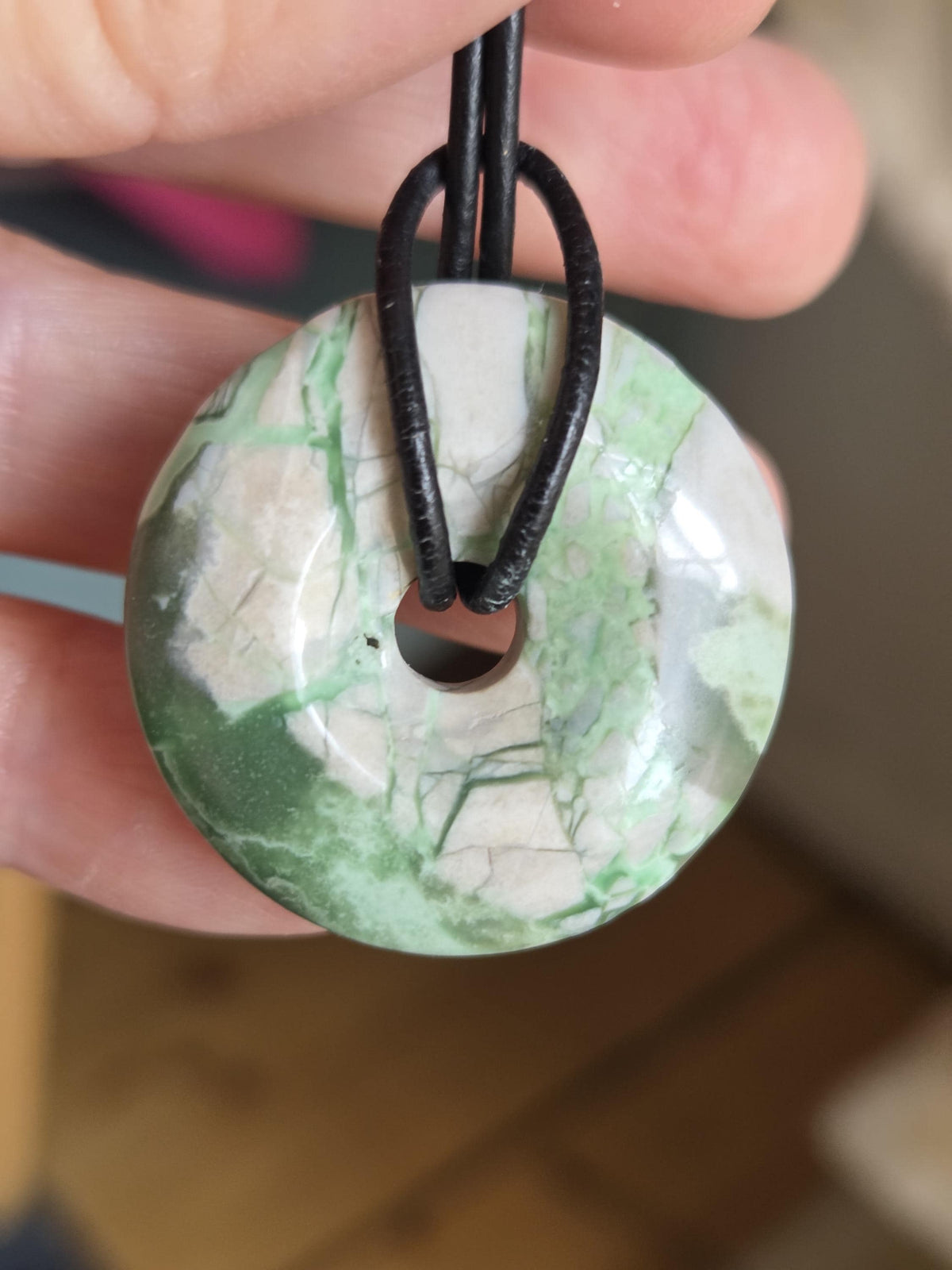 Rarität, seltener Variscit, Variscite, Variszit Donut Anhänger, 36 x 8 mm, an verstellbarem Lederband