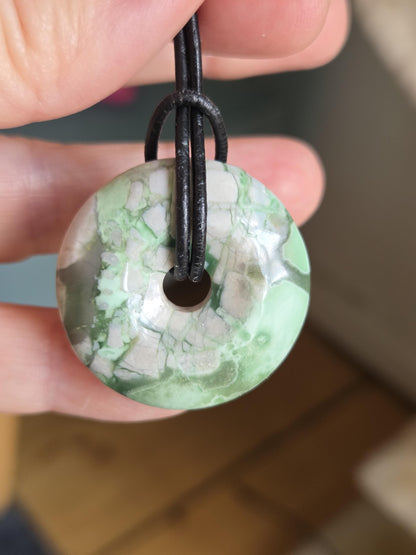 Rarität, seltener Variscit, Variscite, Variszit Donut Anhänger, 36 x 8 mm, an verstellbarem Lederband
