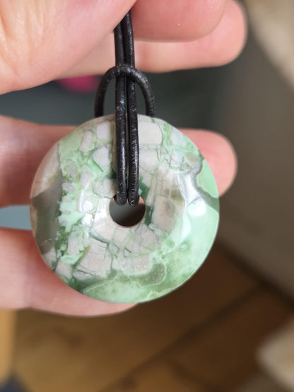 Rarität, seltener Variscit, Variscite, Variszit Donut Anhänger, 36 x 8 mm, an verstellbarem Lederband