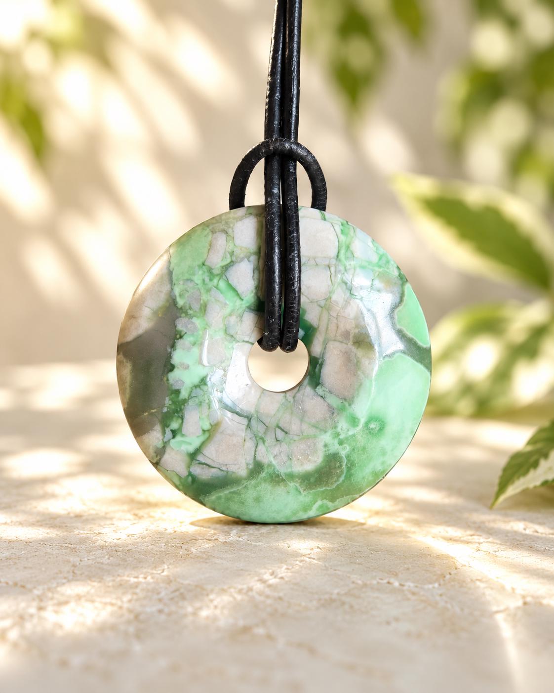 Rarität, seltener Variscit, Variscite, Variszit Donut Anhänger, 36 x 8 mm, an verstellbarem Lederband