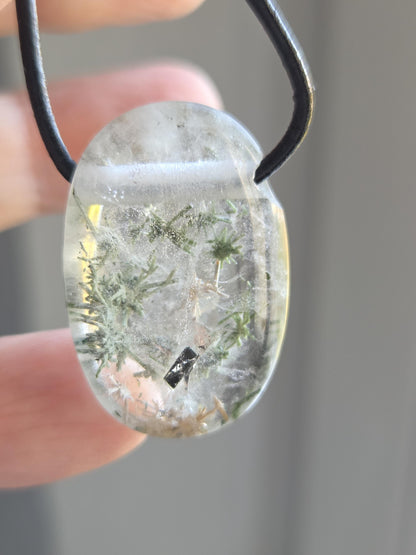 Bergkristall Lodolith Schamanenstein Inclusen Quarz mit Hedenbergit Anhänger, 30 x 21 x 11 mm, an verstellbarem Lederband