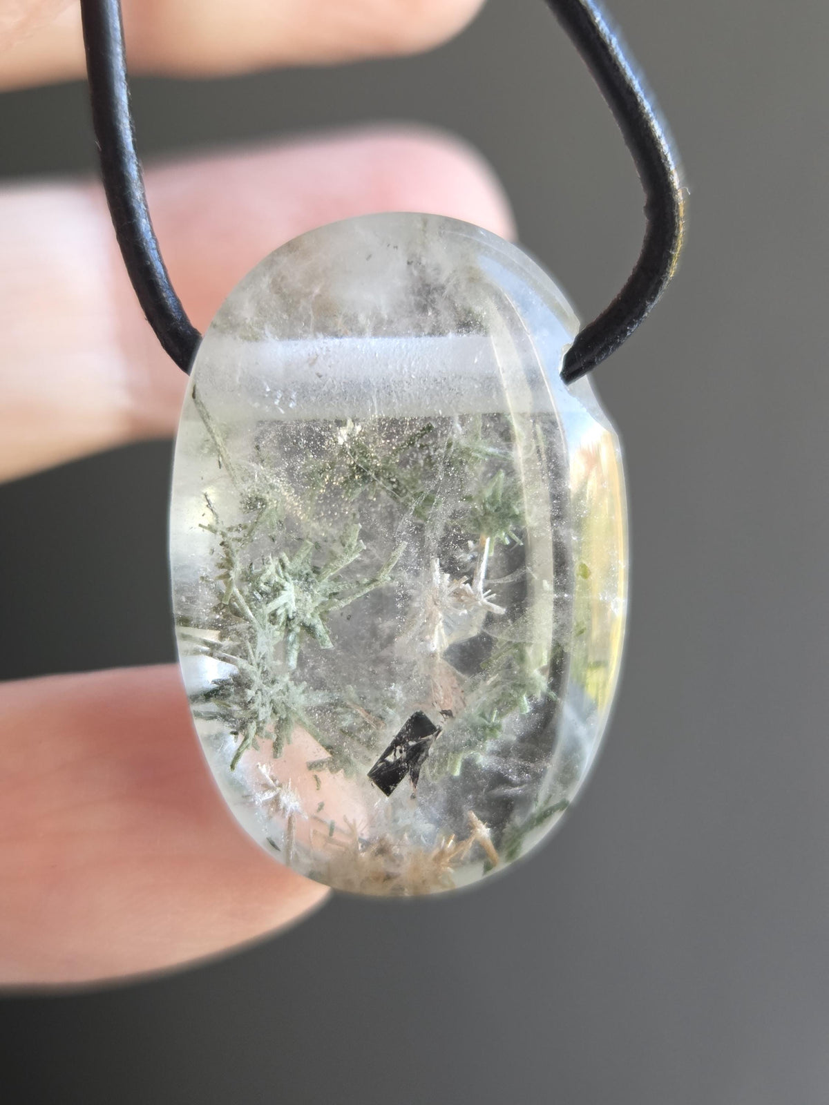 Bergkristall Lodolith Schamanenstein Inclusen Quarz mit Hedenbergit Anhänger, 30 x 21 x 11 mm, an verstellbarem Lederband