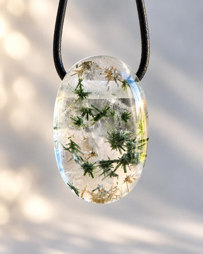 Bergkristall Lodolith Schamanenstein Inclusen Quarz mit Hedenbergit Anhänger, 30 x 21 x 11 mm, an verstellbarem Lederband
