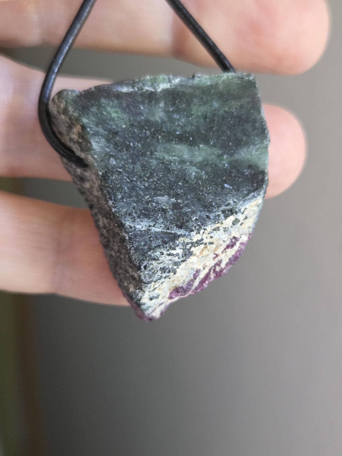 Rubin in Zoisit Anyolith Rohstein Anhänger, 35 x 30 x 14 mm, gebohrt, an verstellbarem Lederband