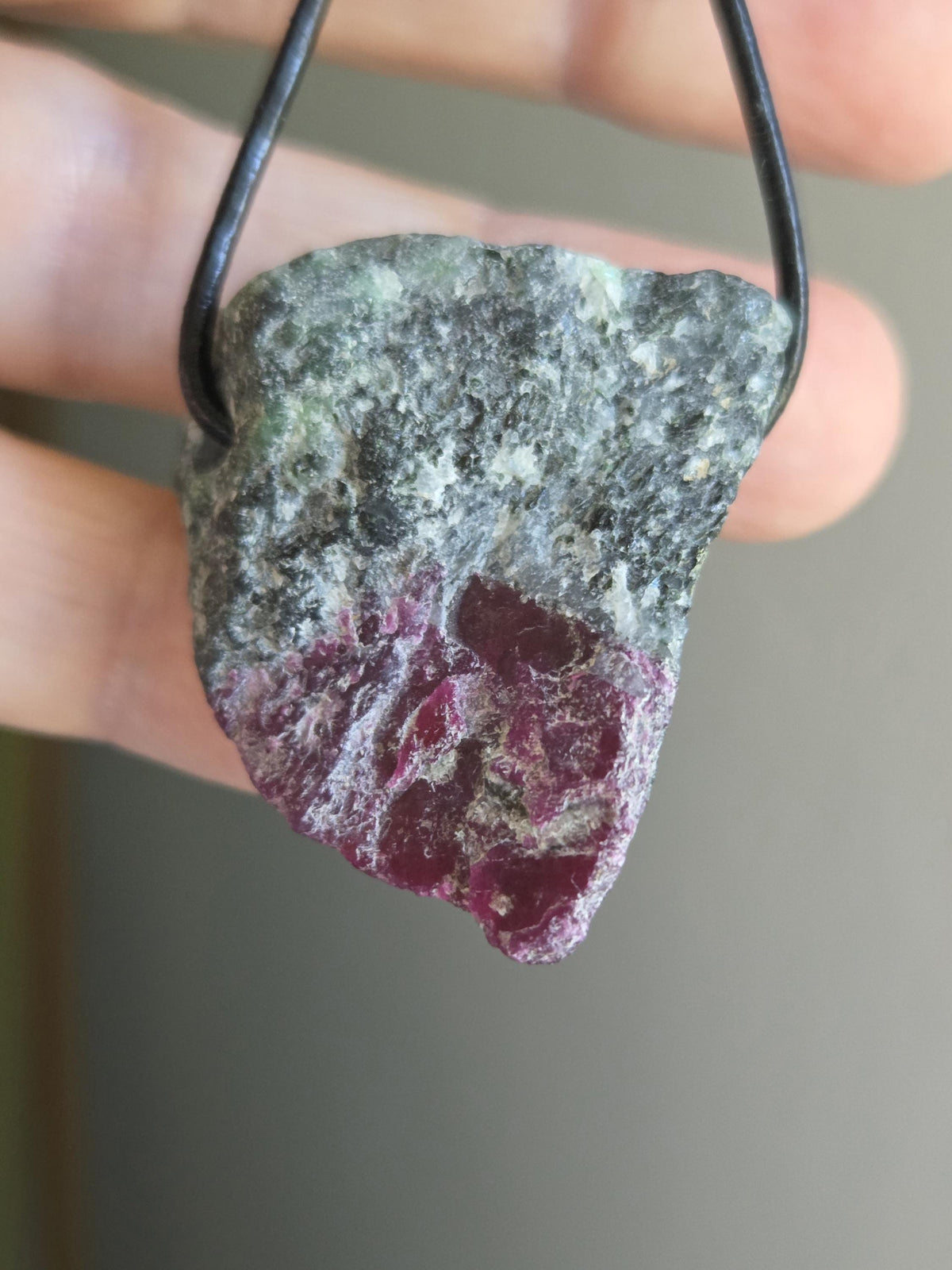 Rubin in Zoisit Anyolith Rohstein Anhänger, 35 x 30 x 14 mm, gebohrt, an verstellbarem Lederband