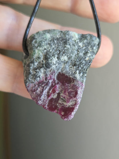 Rubin in Zoisit Anyolith Rohstein Anhänger, 35 x 30 x 14 mm, gebohrt, an verstellbarem Lederband