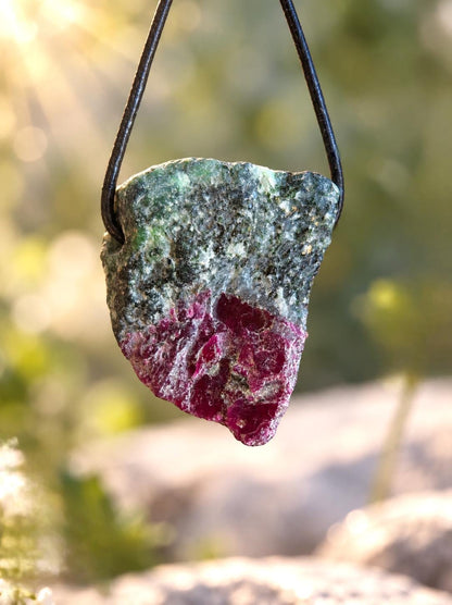 Rubin in Zoisit Anyolith Rohstein Anhänger, 35 x 30 x 14 mm, gebohrt, an verstellbarem Lederband