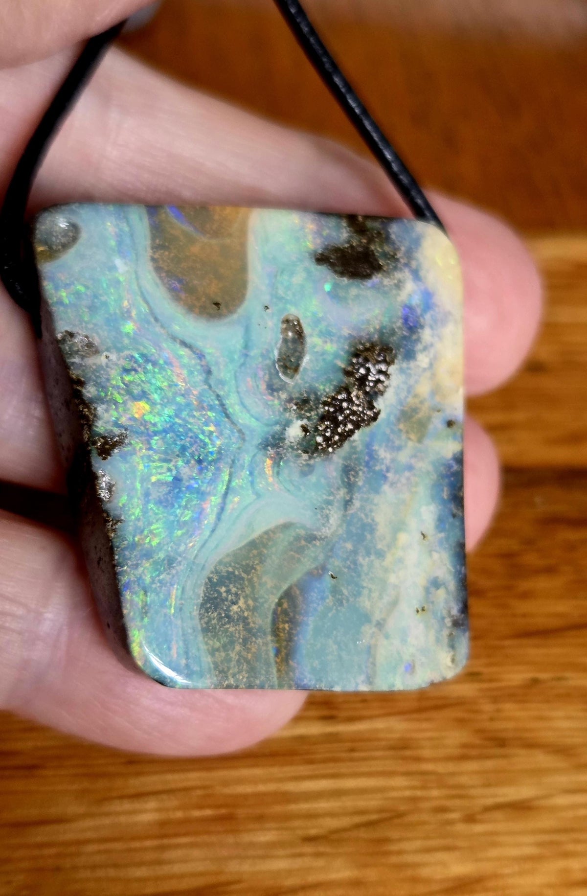 Großer flashfire multicolor Boulder Opal, Boulderopal Anhänger, 36 x 33 x 10 mm, Quilpie Queensland Australien, an verstellbarem Lederband