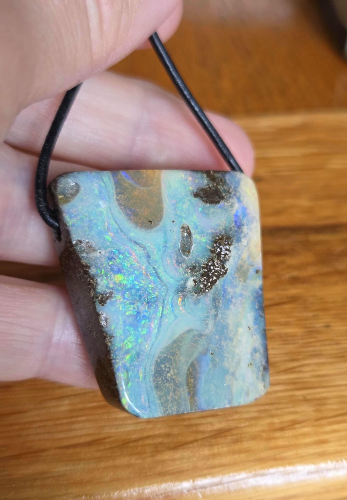 Großer flashfire multicolor Boulder Opal, Boulderopal Anhänger, 36 x 33 x 10 mm, Quilpie Queensland Australien, an verstellbarem Lederband