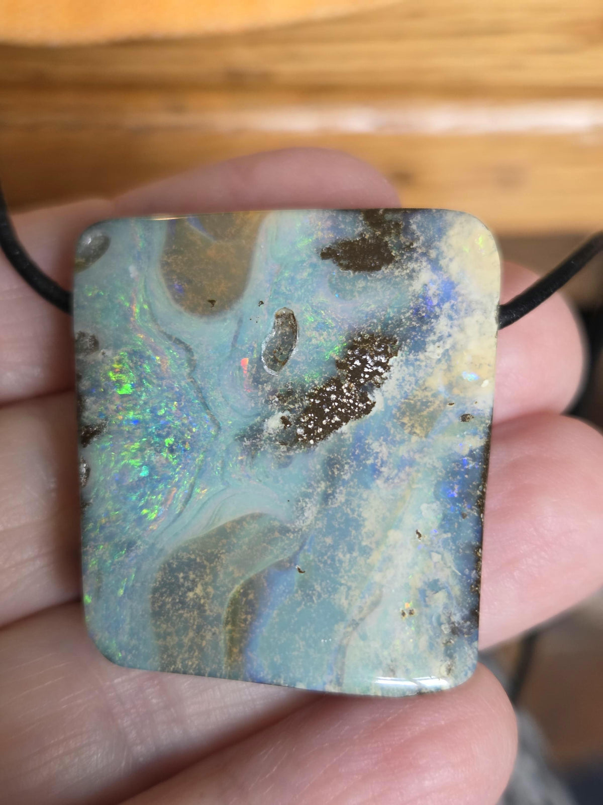 Großer flashfire multicolor Boulder Opal, Boulderopal Anhänger, 36 x 33 x 10 mm, Quilpie Queensland Australien, an verstellbarem Lederband