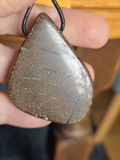 Großer flashfire innerworld Boulder Opal, Boulderopal Anhänger, 48 x 36 x 10 mm, Quilpie Queensland Australien, an verstellbarem Lederband