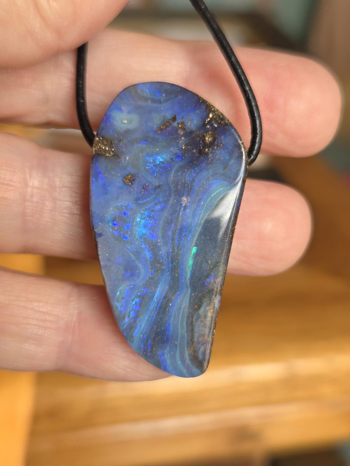 Großer flashfire blauer Boulder Opal, Boulderopal Anhänger, 42 x 22 x 10 mm, Quilpie Queensland Australien, an verstellbarem Lederband