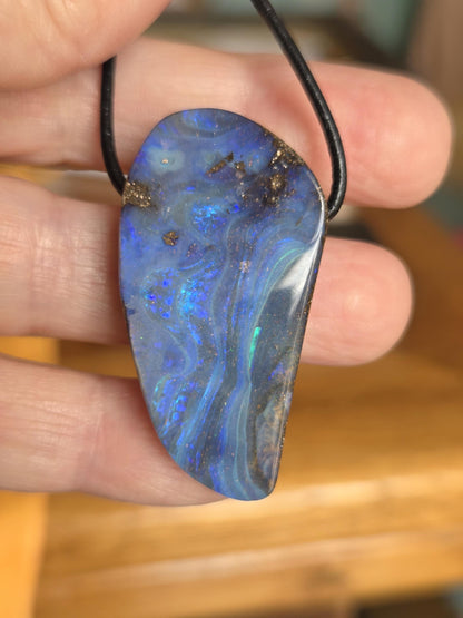 Großer flashfire blauer Boulder Opal, Boulderopal Anhänger, 42 x 22 x 10 mm, Quilpie Queensland Australien, an verstellbarem Lederband