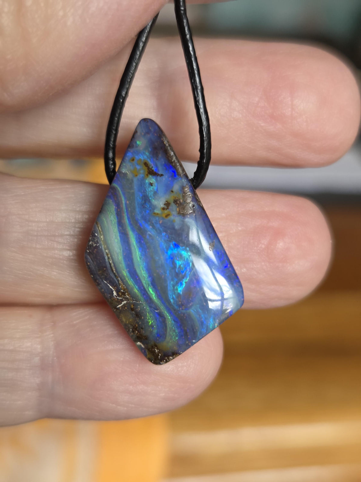 Kleiner flashfire blauer Boulder Opal, Boulderopal Anhänger, 27 x 18 x 9 mm, Quilpie Queensland Australien, an verstellbarem Lederband