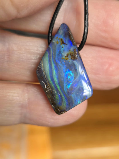 Kleiner flashfire blauer Boulder Opal, Boulderopal Anhänger, 27 x 18 x 9 mm, Quilpie Queensland Australien, an verstellbarem Lederband