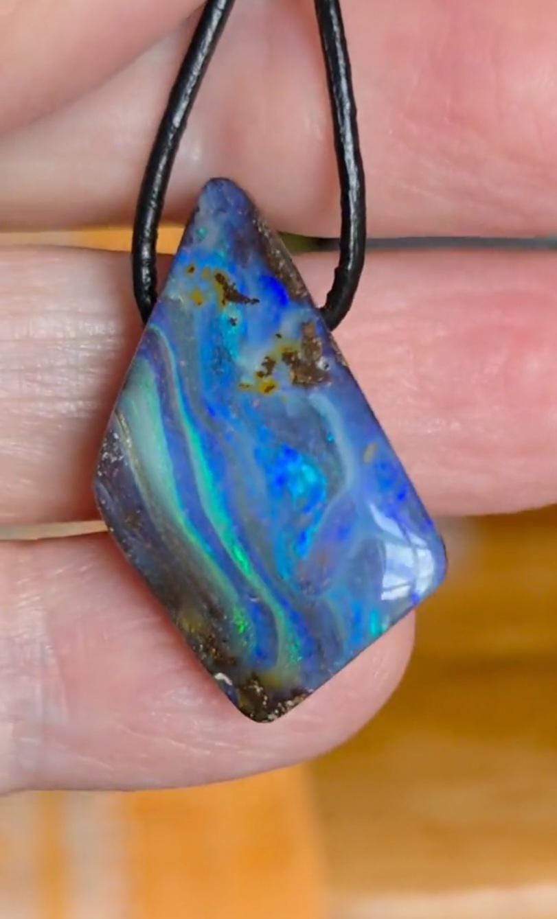 Kleiner flashfire blauer Boulder Opal, Boulderopal Anhänger, 27 x 18 x 9 mm, Quilpie Queensland Australien, an verstellbarem Lederband