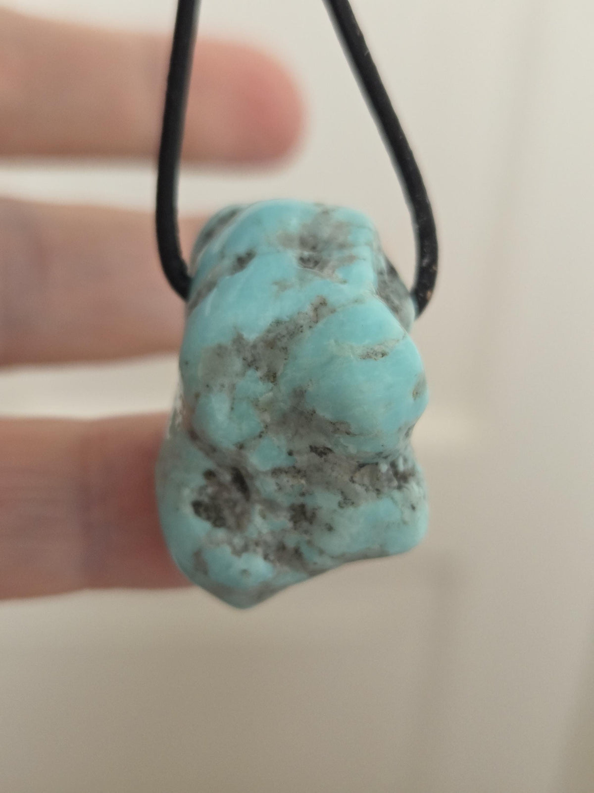 Traumhafter Türkis großer Nugget Anhänger, 33 x 21 x 23 mm, gebohrt, an verstellbarem Lederband