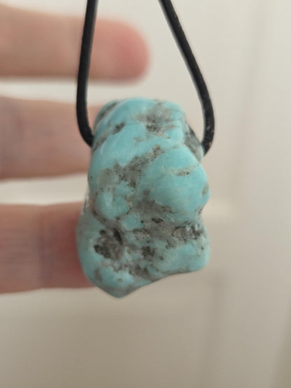 Traumhafter Türkis großer Nugget Anhänger, 33 x 21 x 23 mm, gebohrt, an verstellbarem Lederband
