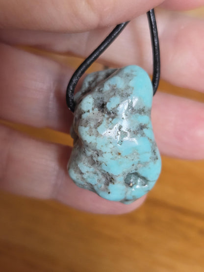 Traumhafter Türkis großer Nugget Anhänger, 33 x 21 x 23 mm, gebohrt, an verstellbarem Lederband