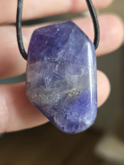 Magischer großer Tansanit, Tanzanit Anhänger geschliffen Kristall , 33 x 21 x 12 mm, gebohrt an verstellbarem Lederband
