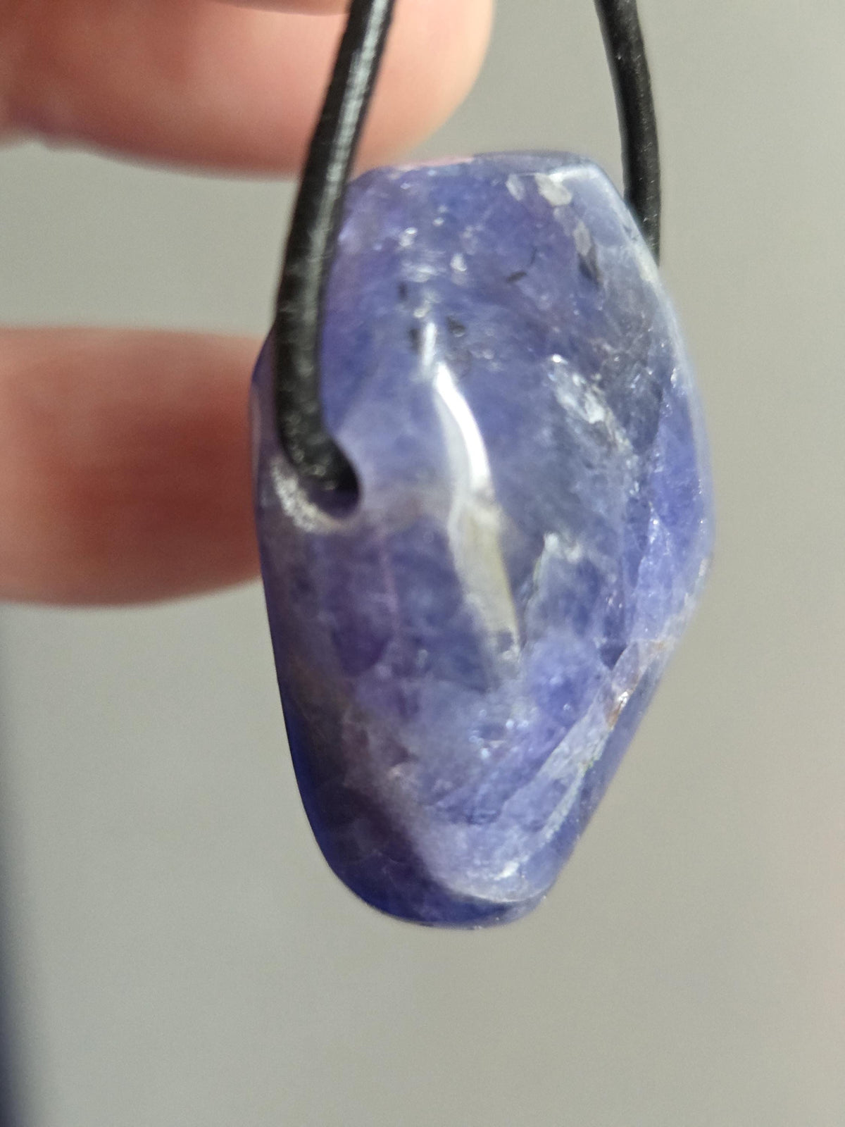 Magischer großer Tansanit, Tanzanit Anhänger geschliffen Kristall , 33 x 21 x 12 mm, gebohrt an verstellbarem Lederband