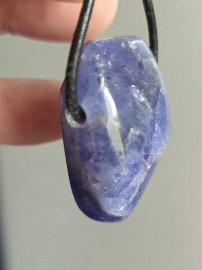 Magischer großer Tansanit, Tanzanit Anhänger geschliffen Kristall , 33 x 21 x 12 mm, gebohrt an verstellbarem Lederband