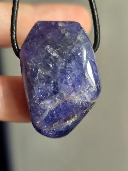 Magischer großer Tansanit, Tanzanit Anhänger geschliffen Kristall , 33 x 21 x 12 mm, gebohrt an verstellbarem Lederband