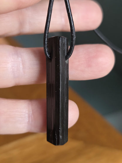 Grosser schwarzer Turmalin Schörl, roh belassen, unversehrt, mit gewachsener Spitze, 43 x 9 x 9 mm, gebohrt, an verstellbarem Lederband