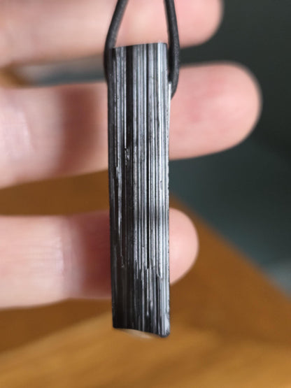 Grosser schwarzer Turmalin Schörl, roh belassen, unversehrt, mit gewachsener Spitze, 43 x 9 x 9 mm, gebohrt, an verstellbarem Lederband