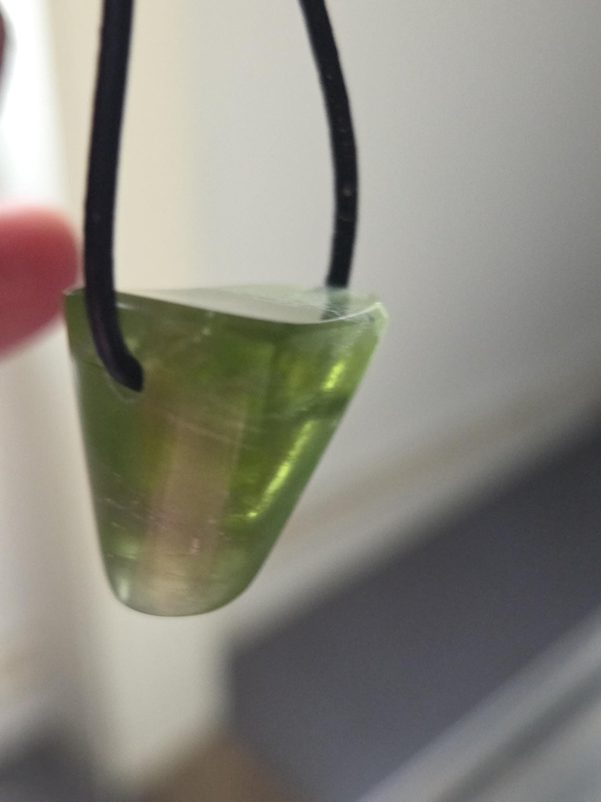 Magischer Peridot Olivin, Kristall, geschliffener Anhänger, 25 x 23 x 15 mm , gebohrt, an verstellbarem Lederband