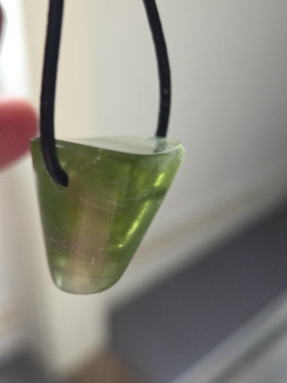 Magischer Peridot Olivin, Kristall, geschliffener Anhänger, 25 x 23 x 15 mm , gebohrt, an verstellbarem Lederband