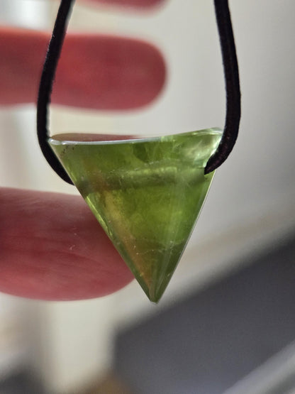 Magischer Peridot Olivin, Kristall, geschliffener Anhänger, 25 x 23 x 15 mm , gebohrt, an verstellbarem Lederband
