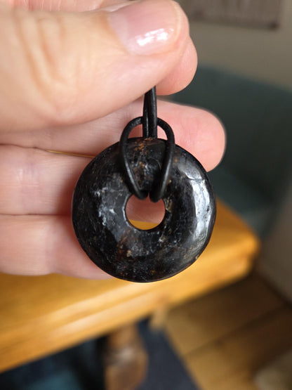 Schwarzer Turmalin Schörl, Dunut mit Gold Pyrit Einschlüssen Anhänger, 29 x 7 mm, an verstellbarem Lederband, Schutzstein Schutzamulett