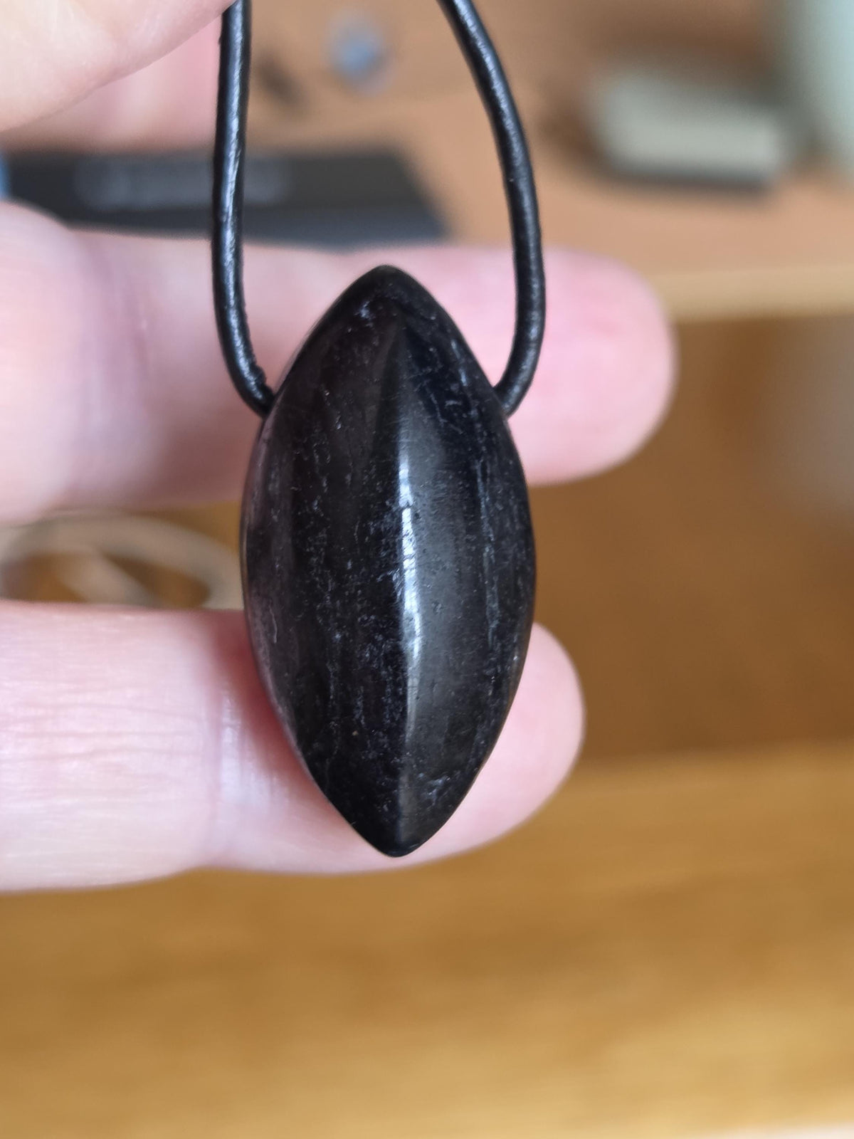 Magischer Schutzstein schwarzer Turmalin Schörl mit Gold Pyrit Anhänger Navette förmig, 31 x 15 x 14 mm, an verstellbarem Lederband