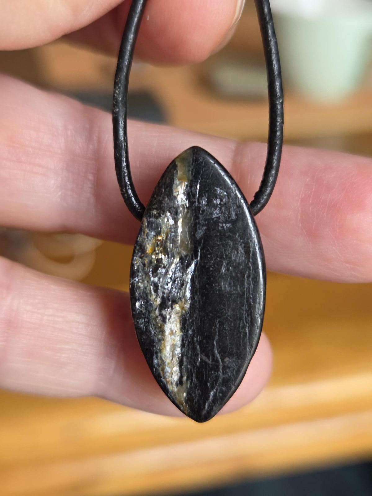 Magischer Schutzstein schwarzer Turmalin Schörl mit Gold Pyrit Anhänger Navette förmig, 31 x 15 x 14 mm, an verstellbarem Lederband