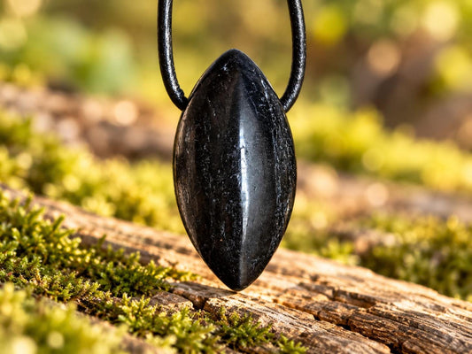 Magischer Schutzstein schwarzer Turmalin Schörl Anhänger Navette förmig, 31 x 15 x 12 mm, an verstellbarem Lederband
