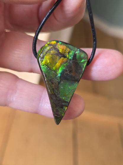 Geheimnisvoller Ammolit Opal orange grün gelb, aus Alberta Kanada, Anhänger, 38 x 23 x 10 mm, gebohrt, an verstellbarem Lederband