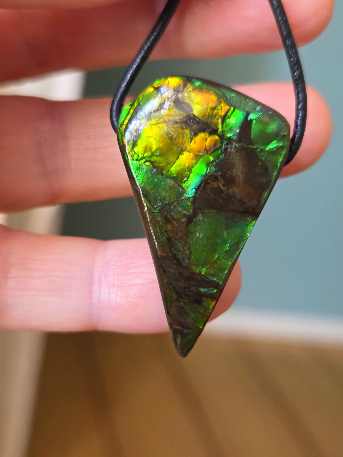 Geheimnisvoller Ammolit Opal orange grün gelb, aus Alberta Kanada, Anhänger, 38 x 23 x 10 mm, gebohrt, an verstellbarem Lederband