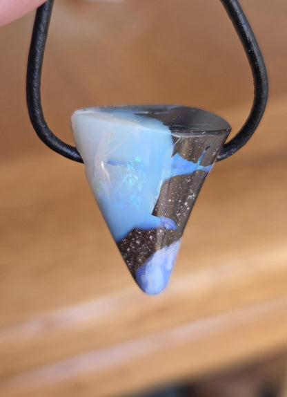Boulder Opal Boulderopal Anhänger, 26 x 19 x 14 mm, an verstellbarem Lederband, blauer Kristall, flashfire Opal