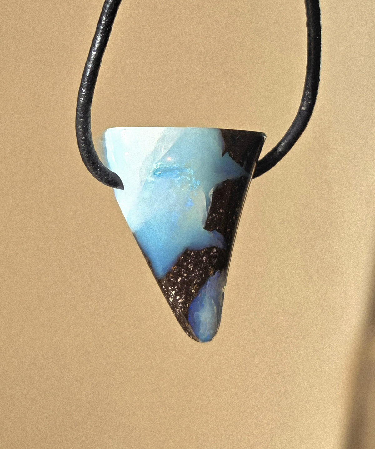Boulder Opal Boulderopal Anhänger, 26 x 19 x 14 mm, an verstellbarem Lederband, blauer Kristall, flashfire Opal